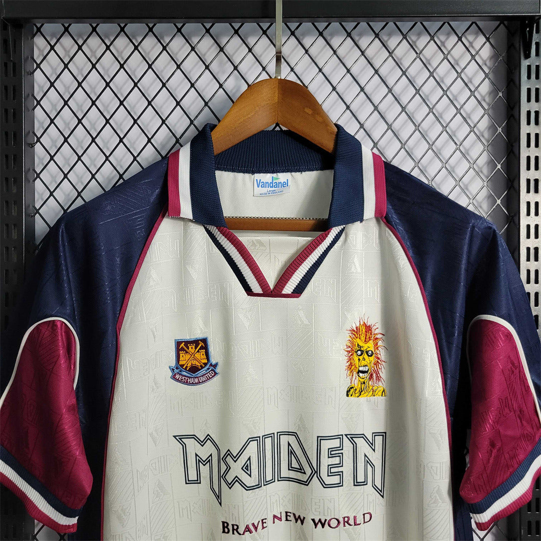 Camiseta retro de la edición visitante del West Ham Iron Maiden de 1999